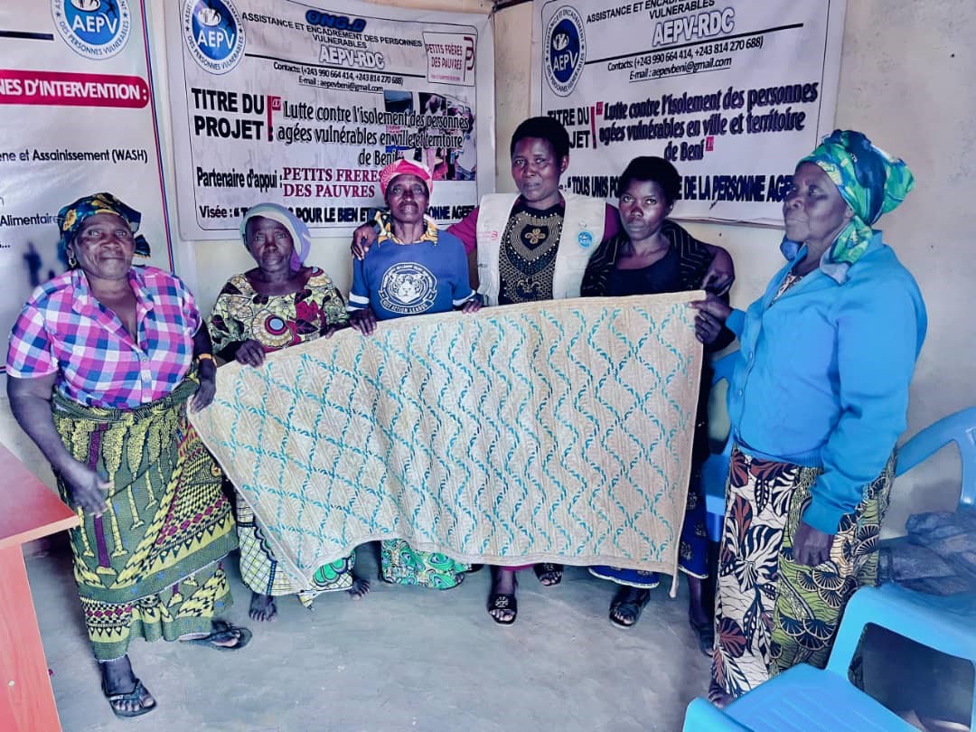 Femmes âgées tissage
